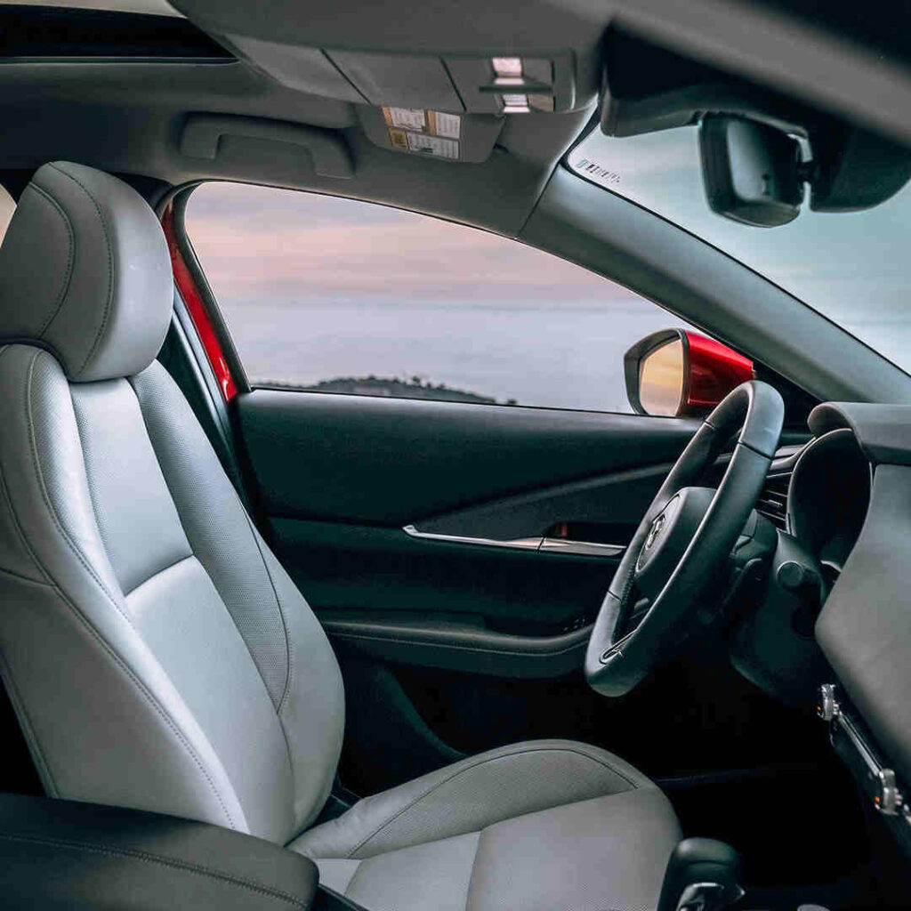 Mazda_CX-30_bequemer_Innenraum_viel_Comfort_Innen_Elektroauto_E-Auto_Hybridfahrzeug_foerderung